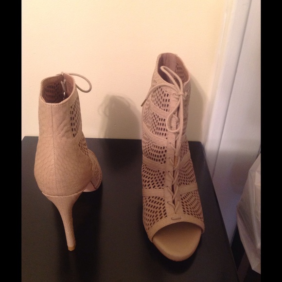 LAST PAIR NEW Joie "Shari" lace up booties - Picture 4 of 8